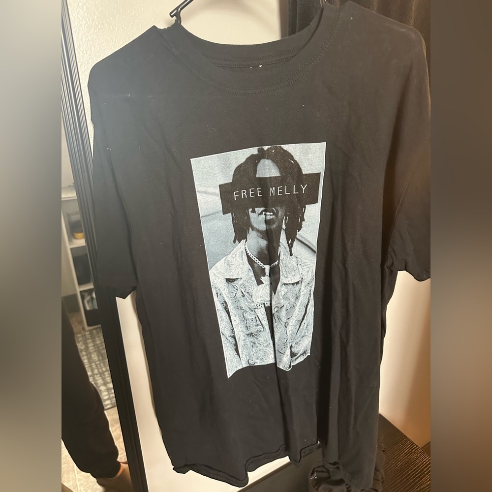 Free Melly Tshirt Large